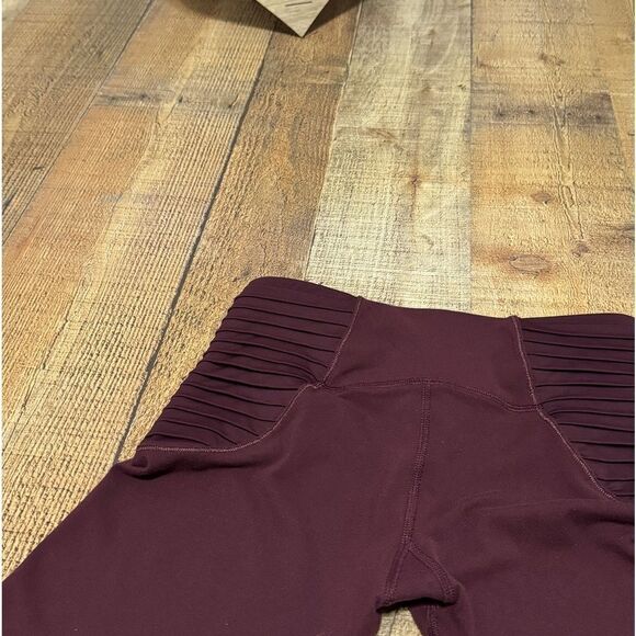 Lululemon Aphrodite Crop
Bordeaux Drama - Picture 11 of 15